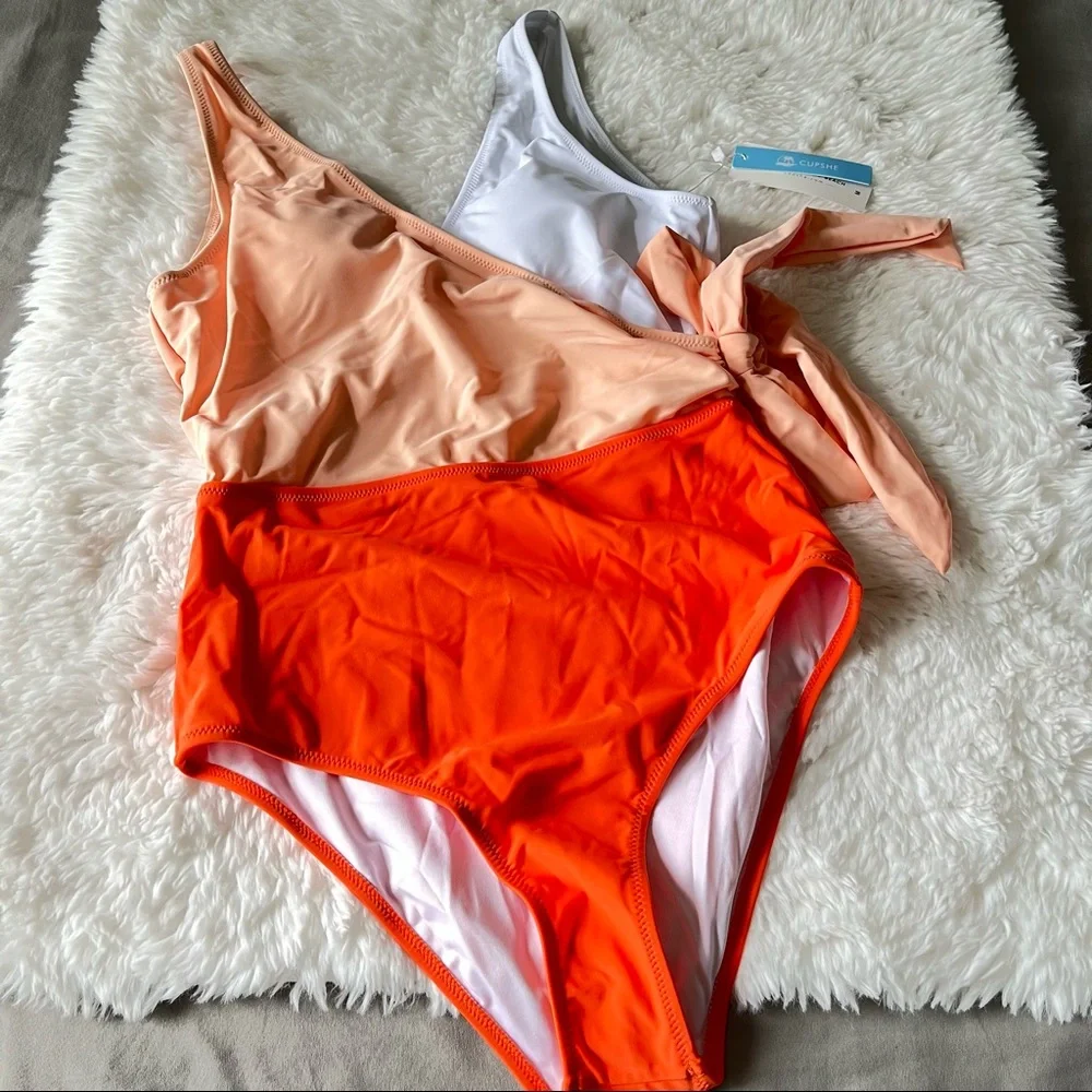 Cupshe One Piece Color Block Plunge Neck Swimsuit Size Medium NWT - Picture 1 of 4